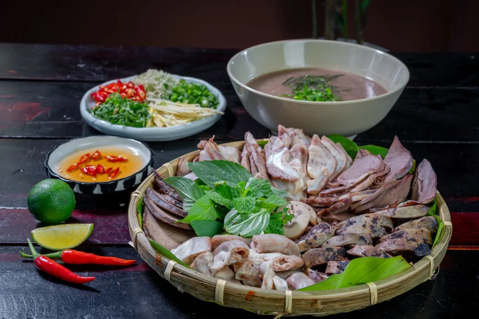 Đầu bếp và nhân viên tại quán