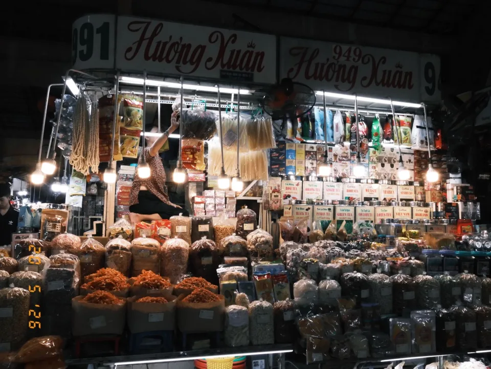 Đầu bếp và nhân viên tại quán